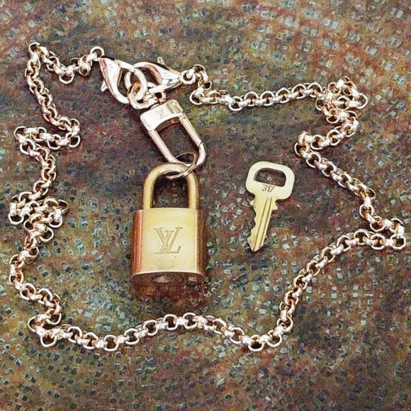 Louis Vuitton Lock & Key #317 w/Pochette Clasp & 24" Gold Chain & Clover Charms - Picture 3 of 16